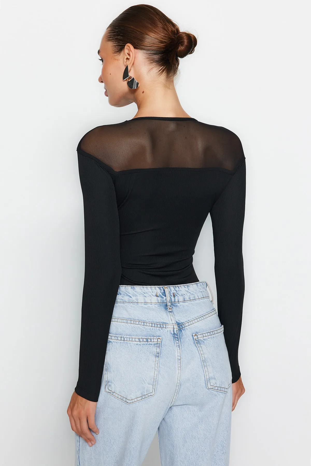 Trendyol Collection  Schwarzer, schmaler, aufsteckbarer Body aus geripptem Stretch-Strick mit Tülldetail und Herzkragen TWOAW24BD00019