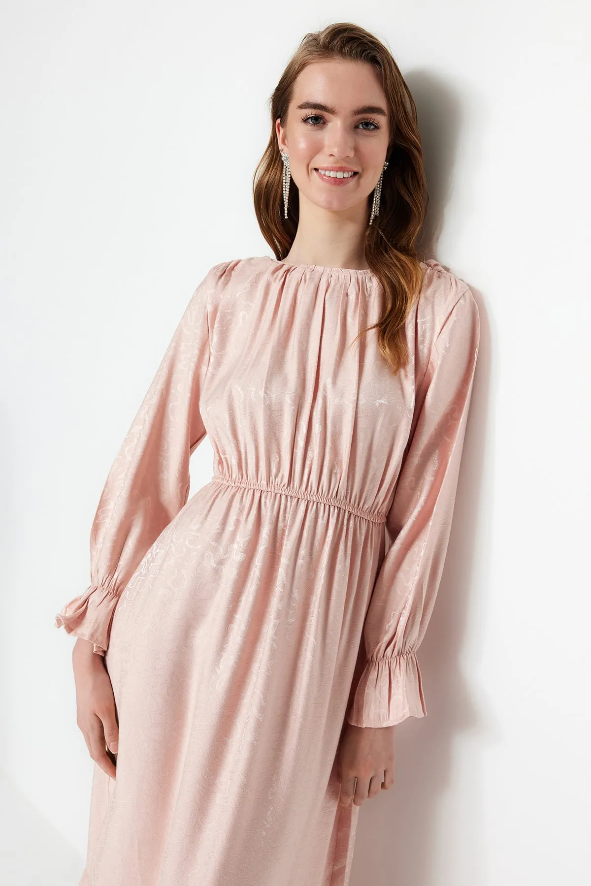 Trendyol Modest  Hellrosa Abendkleid mit selbstgemustertem Raffdetail TCTSS23DB00035