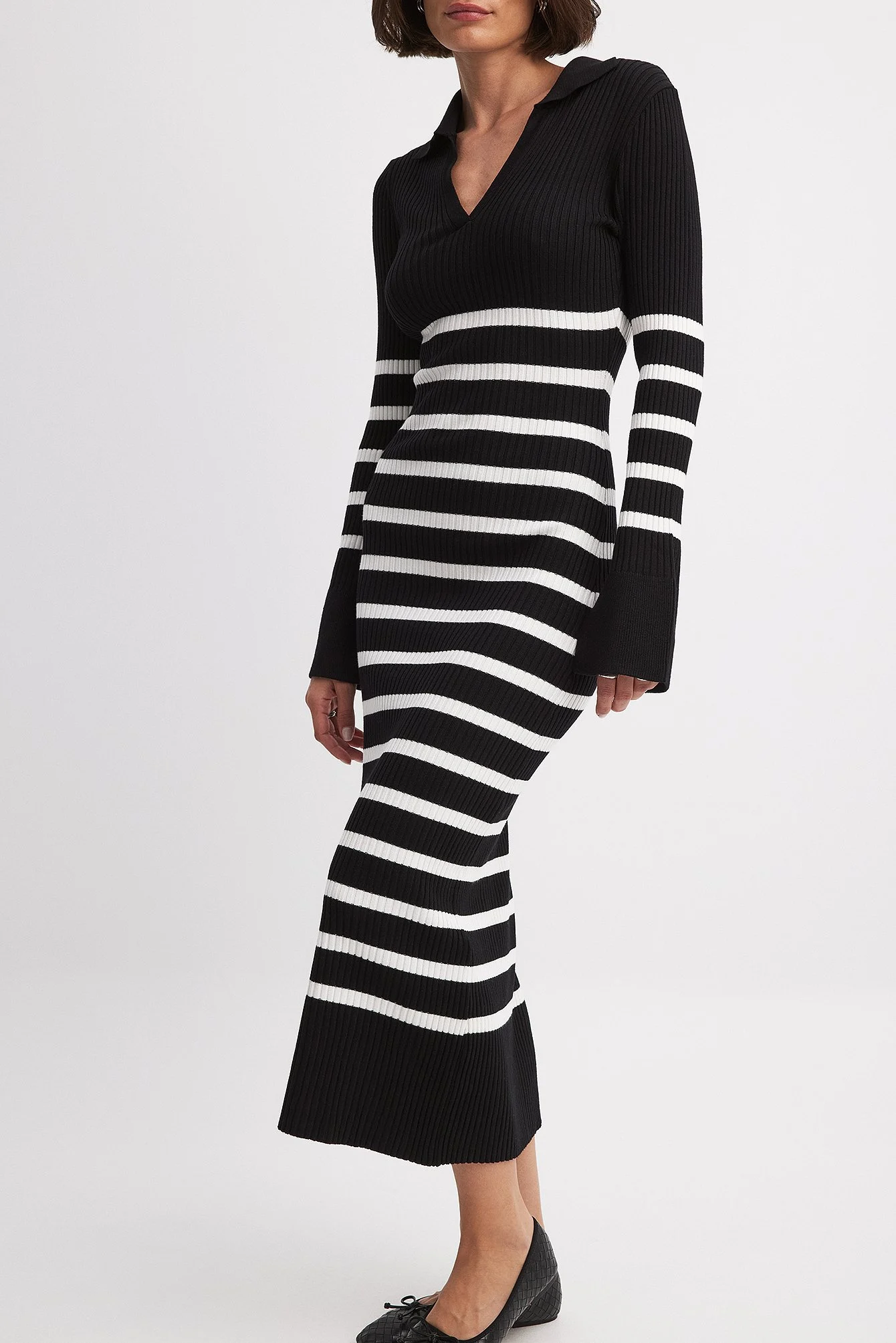 Gestreiftes Ripp-Strickkleid mit Trompetenärmeln