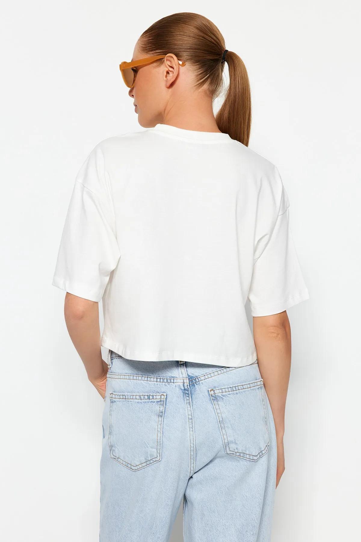 Trendyol Collection  Hochwertiges, kurz geschnittenes Strick-T-Shirt aus 100 % ecrufarbener Baumwolle TWOSS23TS00038