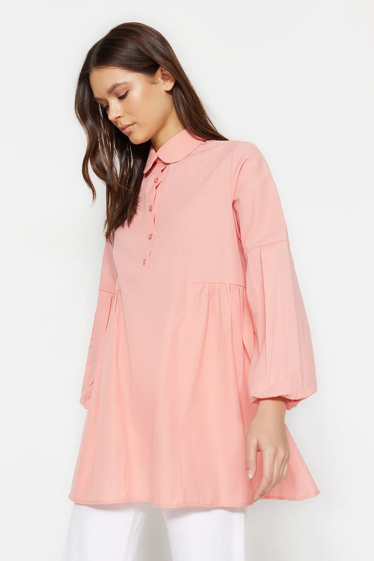 Trendyol Modest  Gewebte Baumwolltunika mit gerafftem Kragen und getrockneten Rosenmuster TCTSS23UK00088
