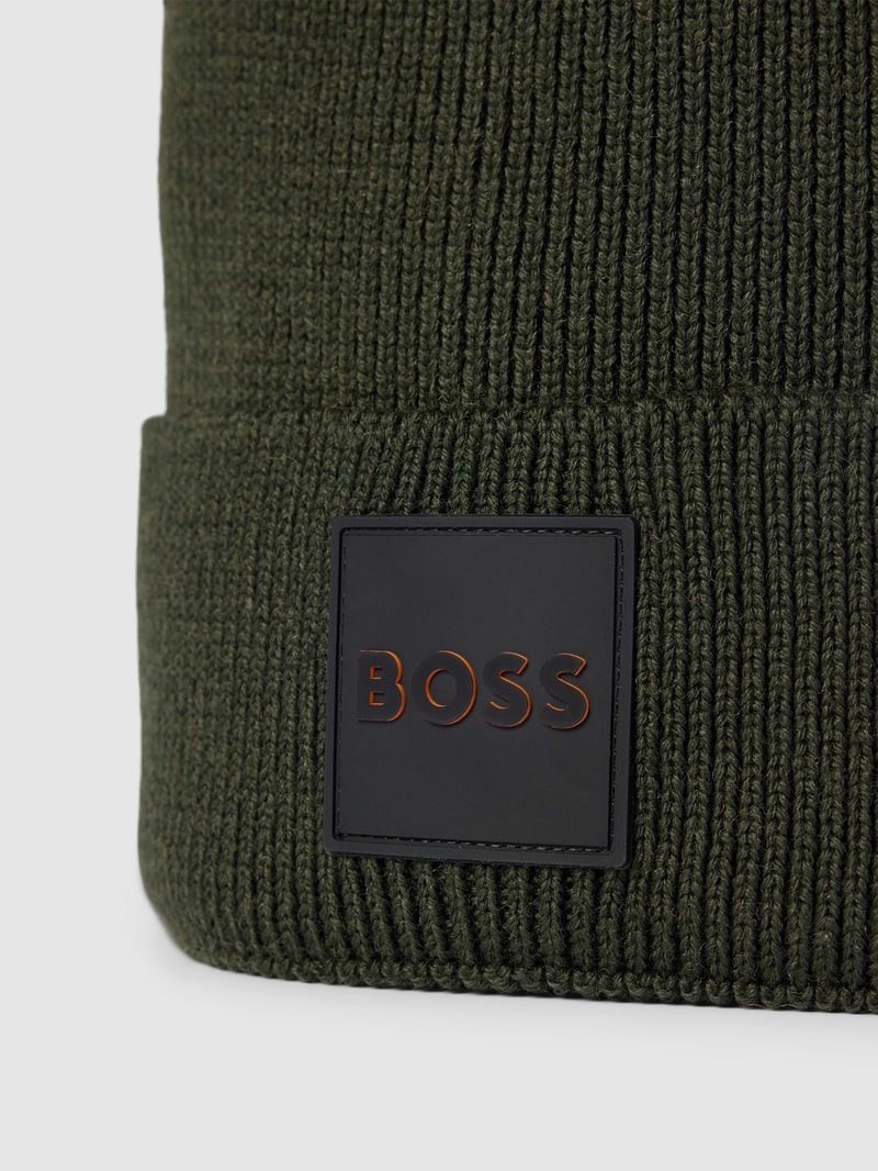 Beanie mit Label-Detail Modell 'Foxxy' in olivgrün