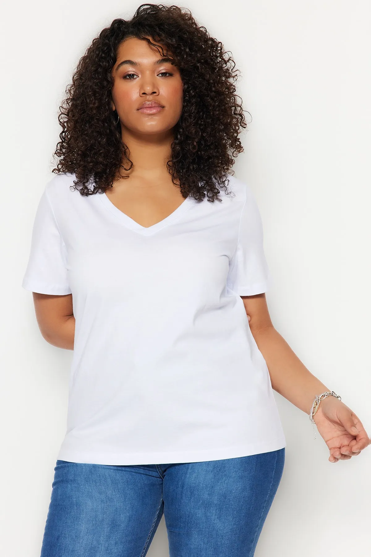 Trendyol Curve  Weißes Basic-Strick-T-Shirt mit V-Ausschnitt TBBSS22BF0028