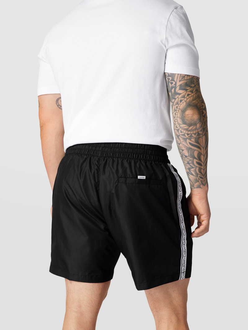 PLUS SIZE Badehose mit Galonstreifen in schwarz