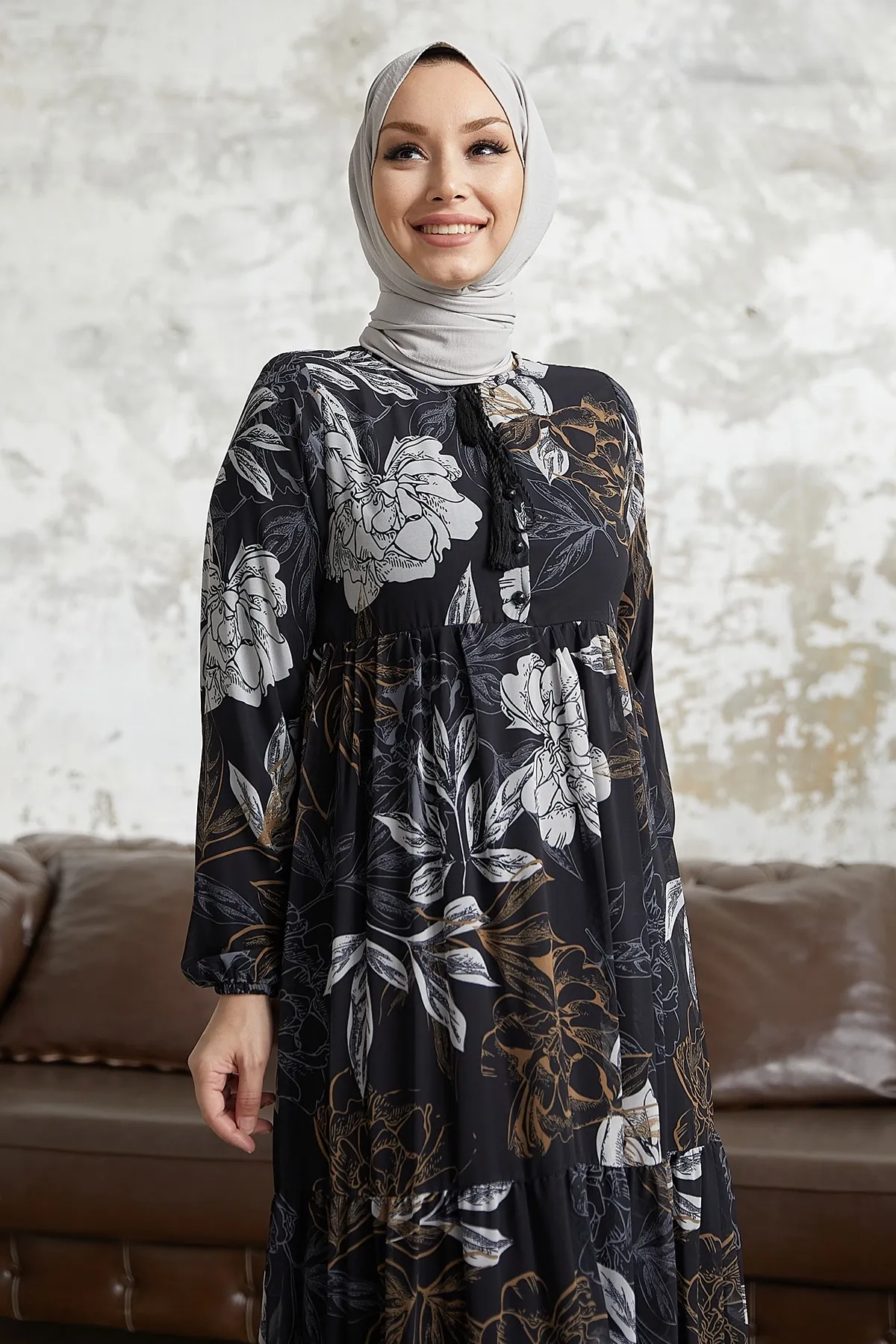 InStyle  Jalya Hijab-Kleid aus Chiffon mit geknöpftem Kragen und Schnürung – Schwarz