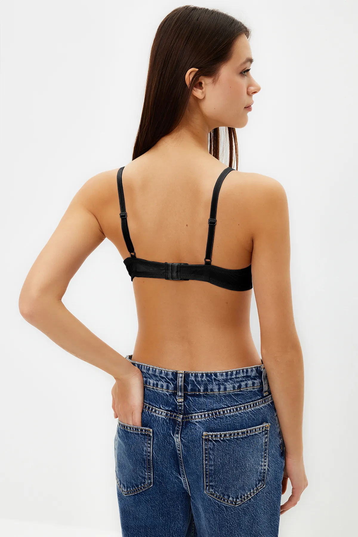 Trendyol Collection  Schwarzer T-Shirt-BH mit extra Push-Up-Effekt und String-Trägern, Strick-BH THMAW22SU0004