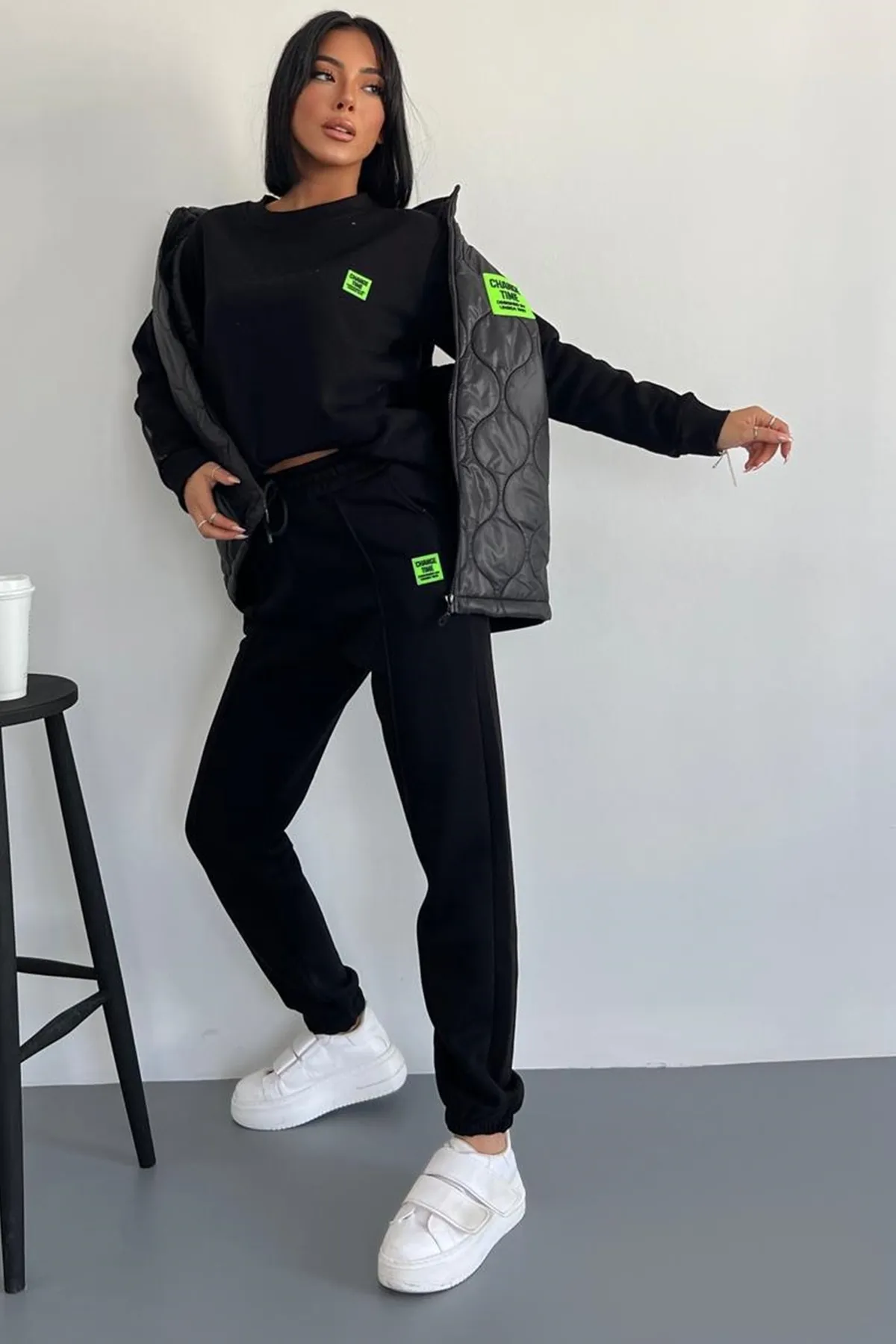 lovebox  3-fädiger, erhabener Sweatshirt-Einsatz mit hoher Taille, schwarzer Trainingsanzug und Weste, 3-teiliges schwarzes Set 500