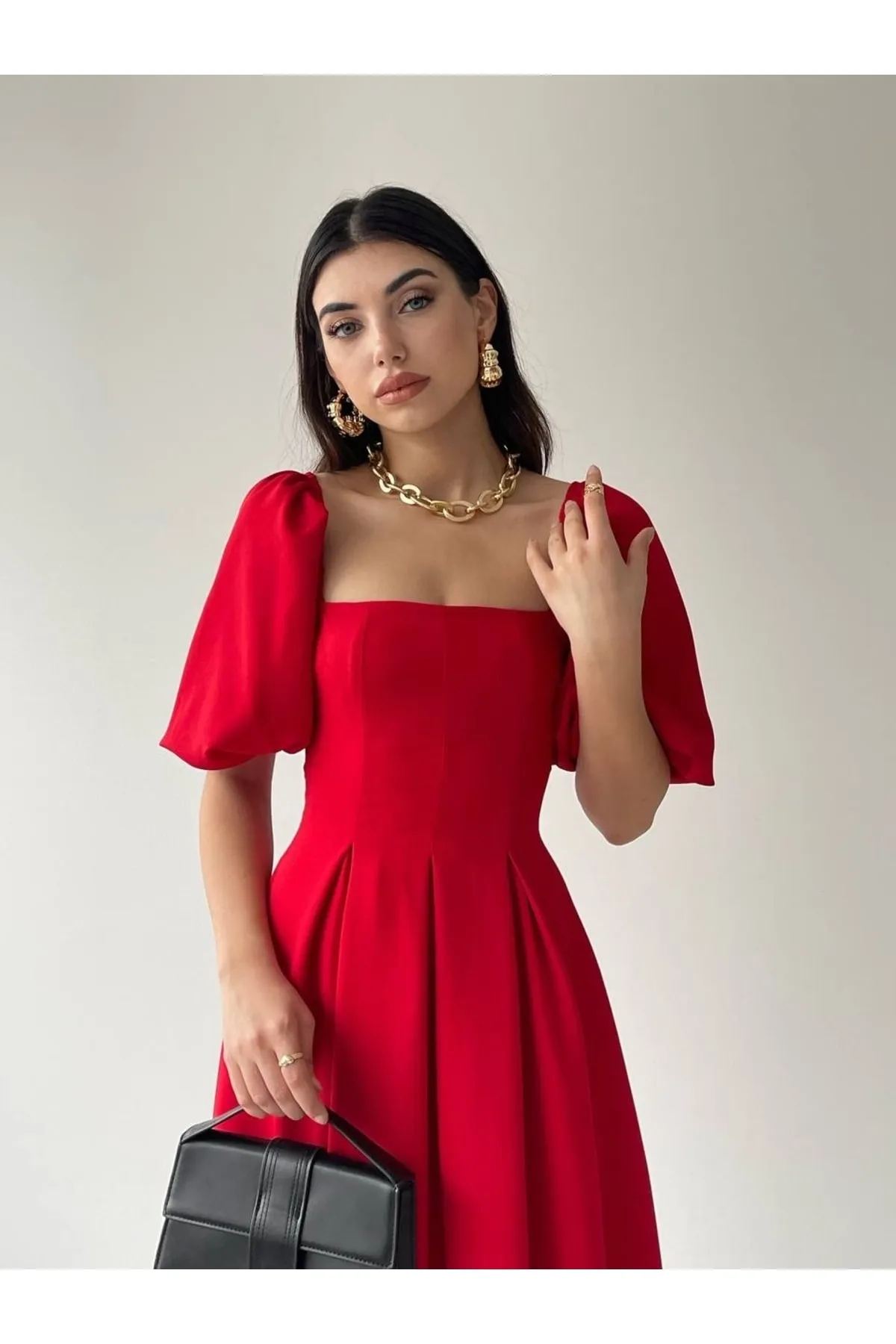 SONREİR  Kurzes, plissiertes langes Kleid mit Ballonärmeln und quadratischem Ausschnitt