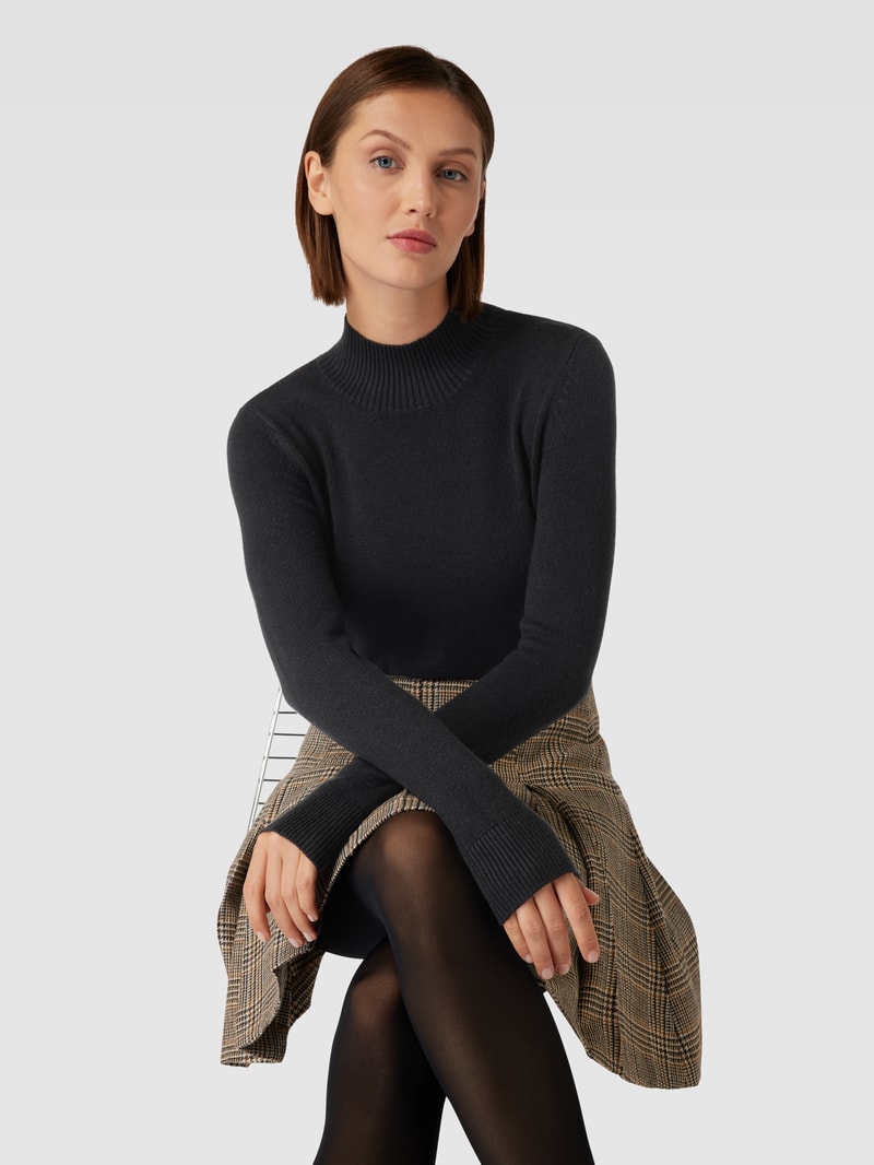 Strickpullover mit Stehkragen in schwarz