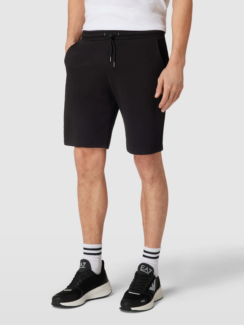 Shorts mit seitlichen Eingrifftaschen in schwarz