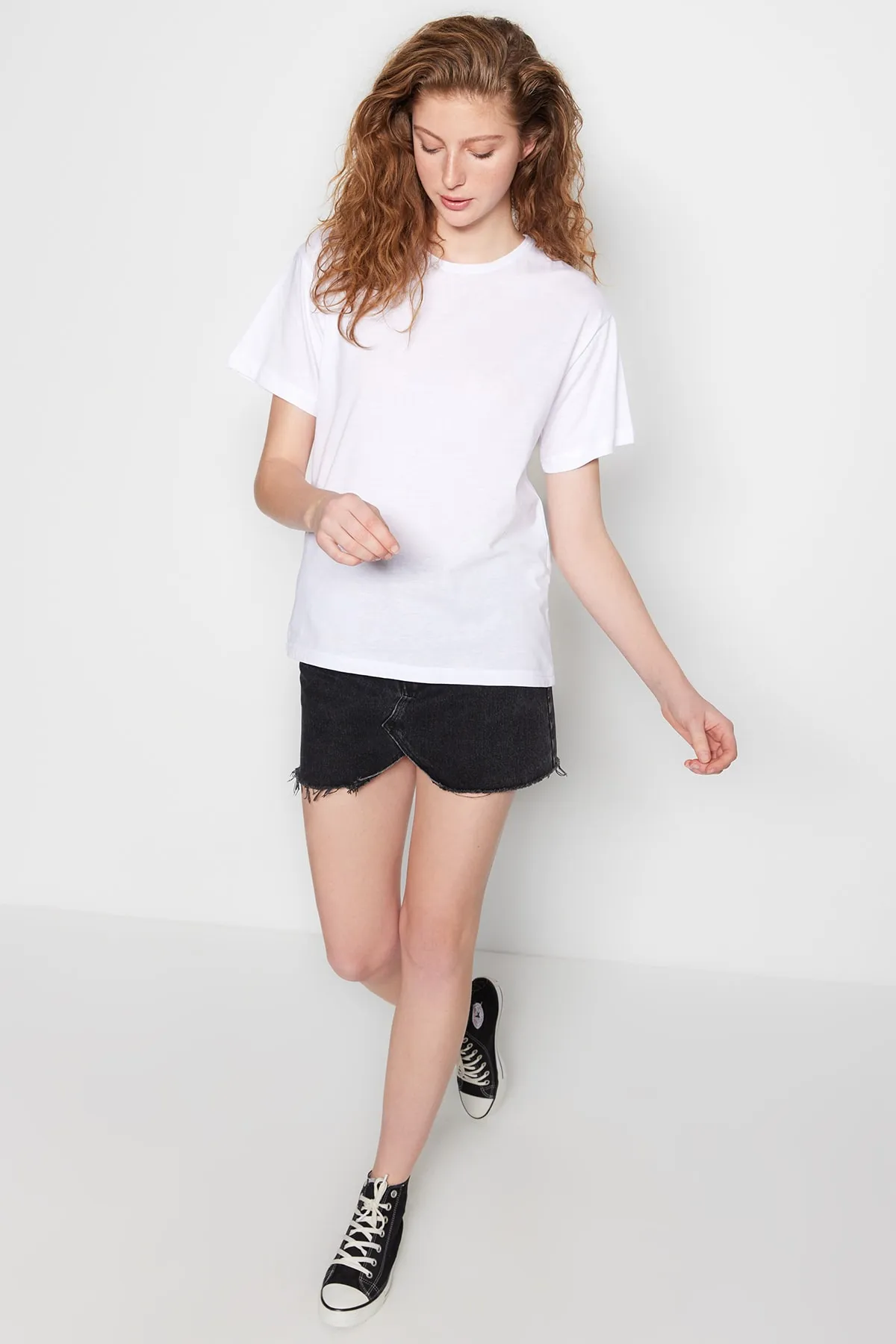 Trendyol Collection  Weißes, übergroßes/weites Strick-T-Shirt mit Rundhalsausschnitt, 100 % Baumwolle, TWOSS20TS0134