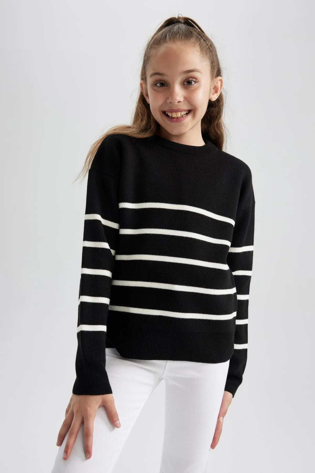 DeFacto  Strickpullover für Mädchen mit normaler Passform und Rundhalsausschnitt