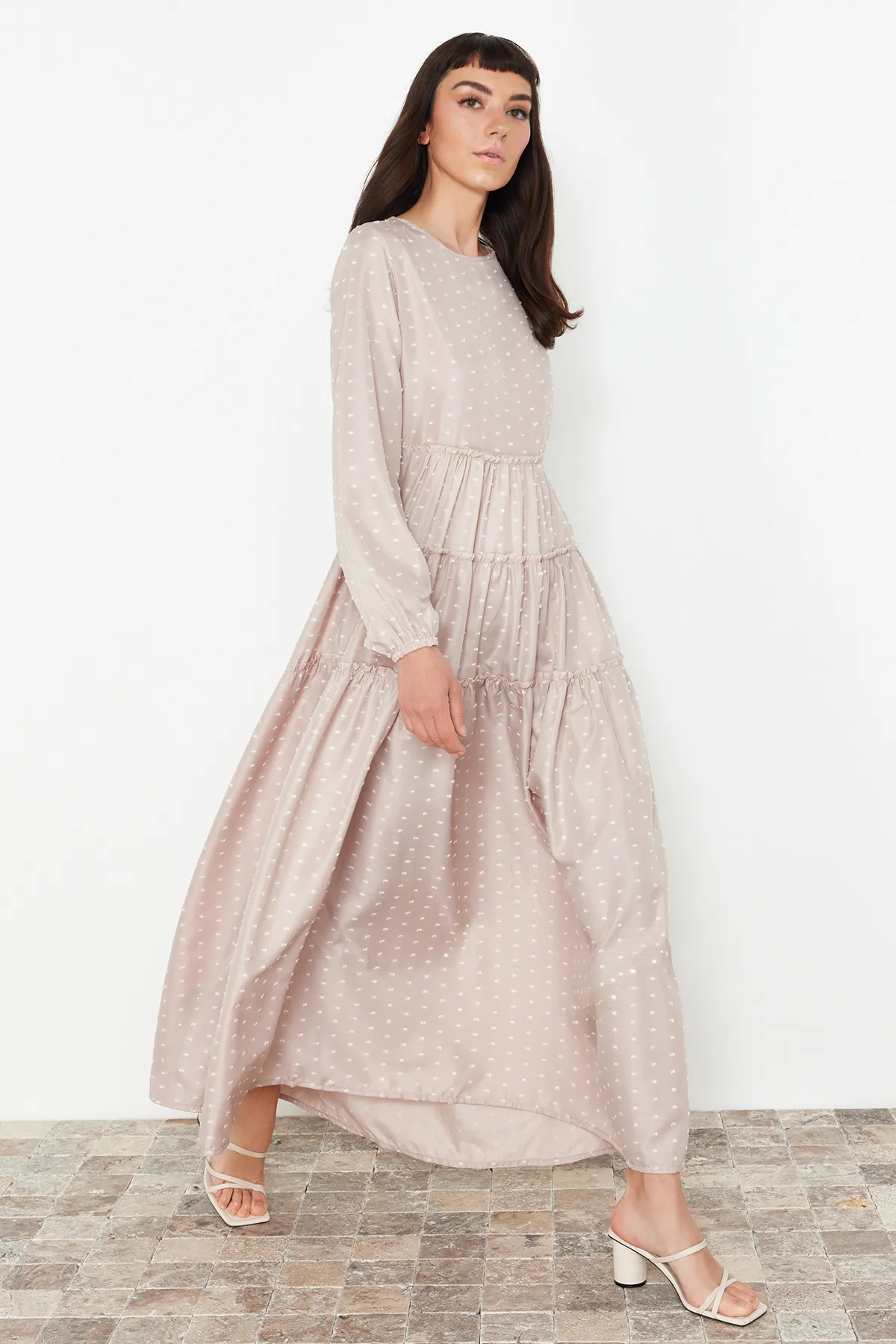 Trendyol Modest  Beiges, bequemes, gewebtes Kleid mit Tupfenmuster TCTSS24EB00243