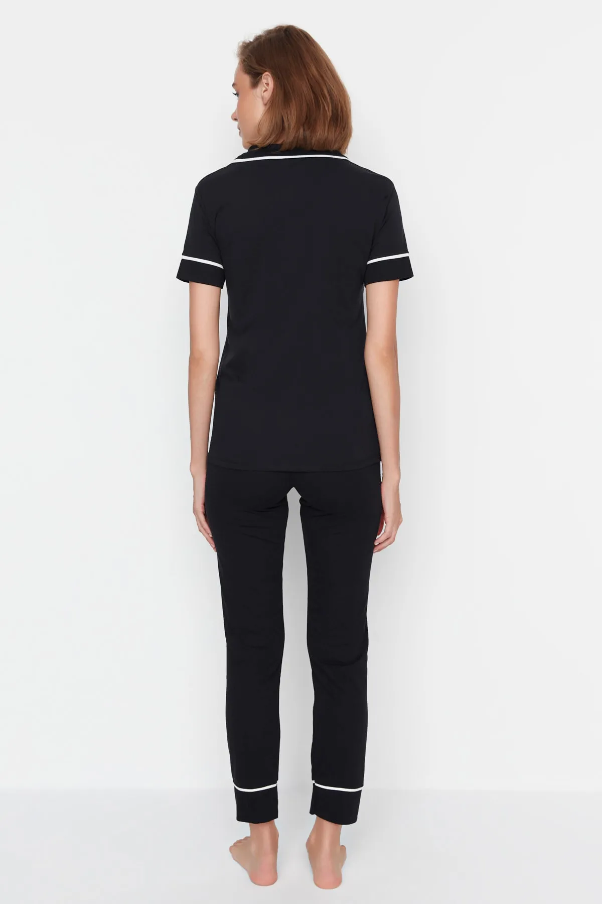 Trendyol Collection  Schwarzes Slim-Fit-Hemd-Hose-Strick-Pyjama-Set mit Lammkragen und Baumwollkragen THMAW22PT0704