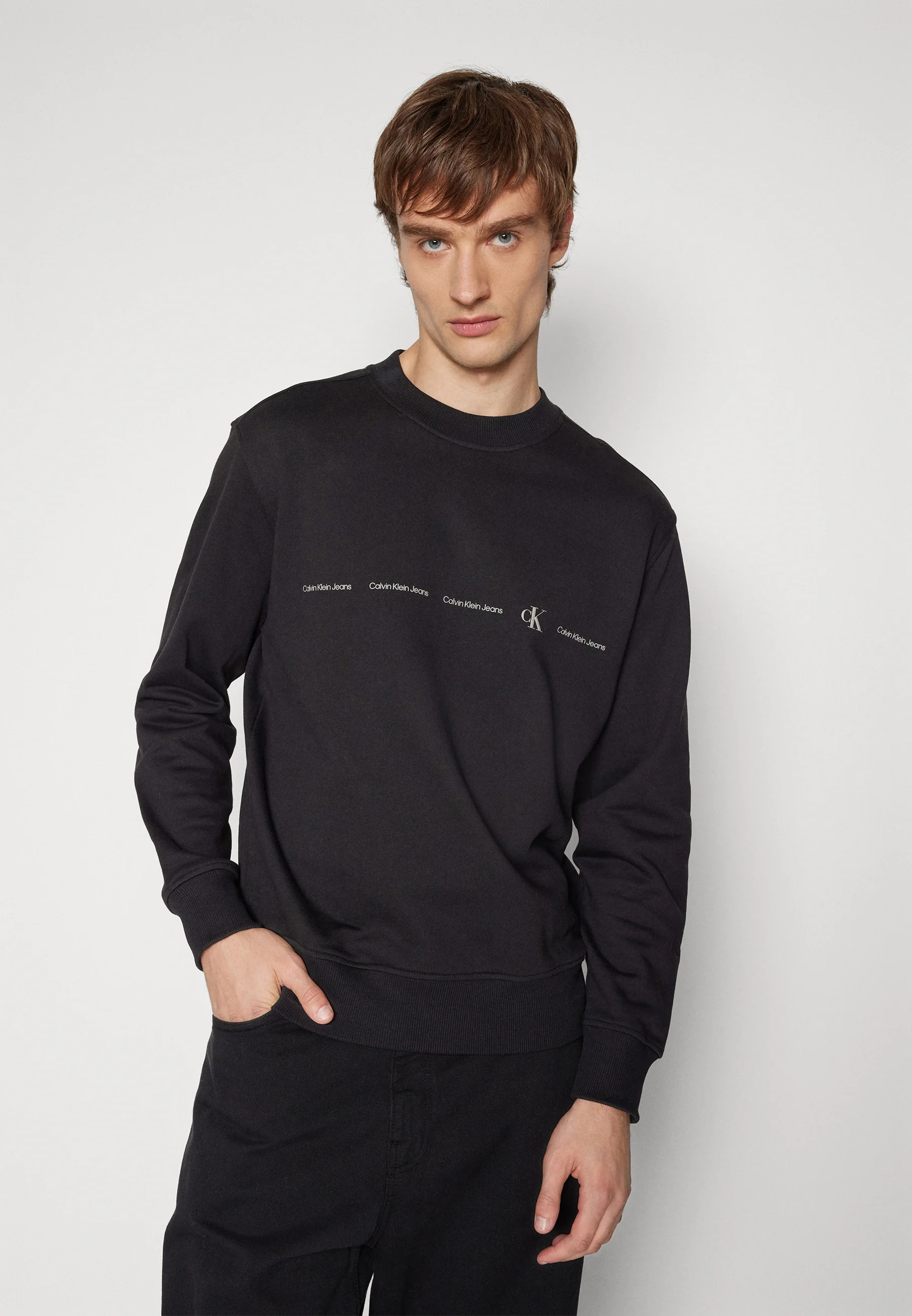 Sudadera con cuello redondo y logotipo repetido de Calvin Klein Jeans