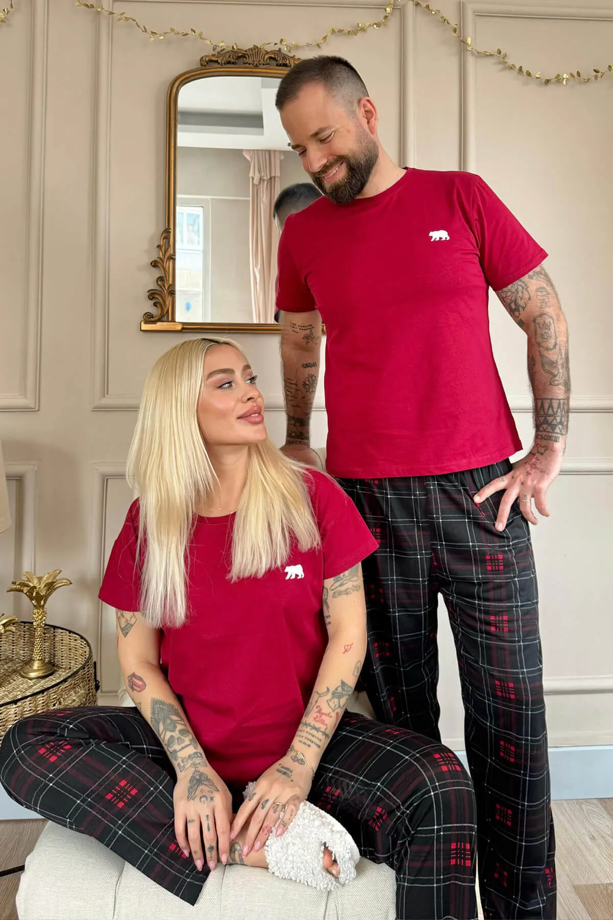 Pijamaevi  Kurzarm-Pyjama „Dear Family“ mit bordeauxrotem Bärenmotiv – Damen-Set