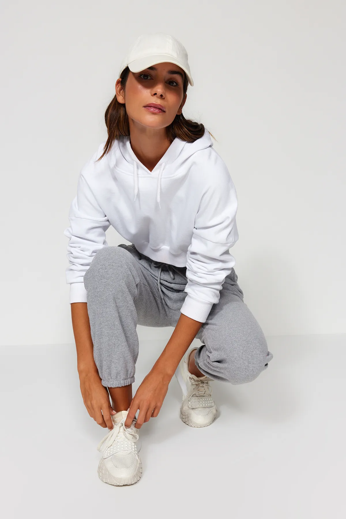 Trendyol Collection  Graue Thessaloniki-Sport-Jogginghose mit bequemer Passform und Taschenstrick TWOAW21EA0168