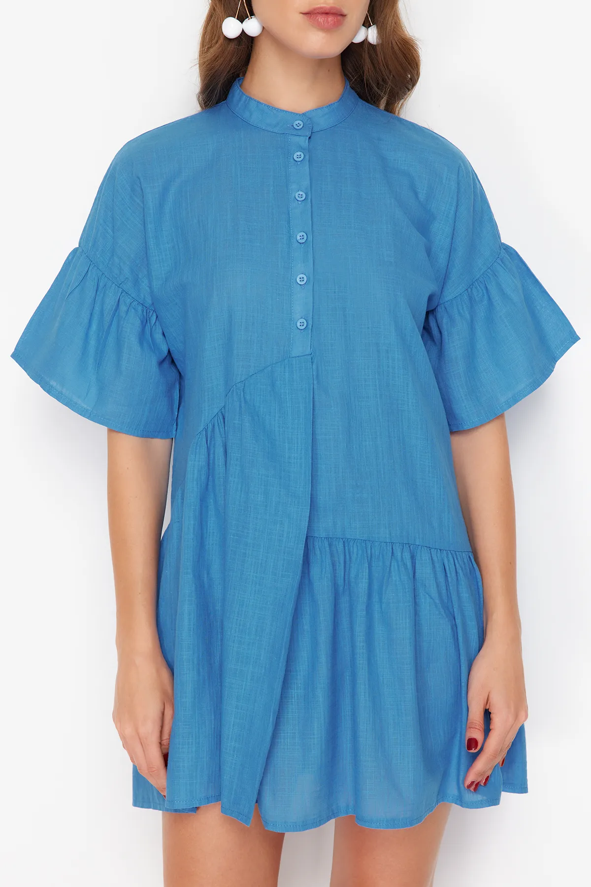 Trendyol Collection  Saks Wide Fit Mini-Strandkleid mit gewebten Rüschen TBESS20EL0873