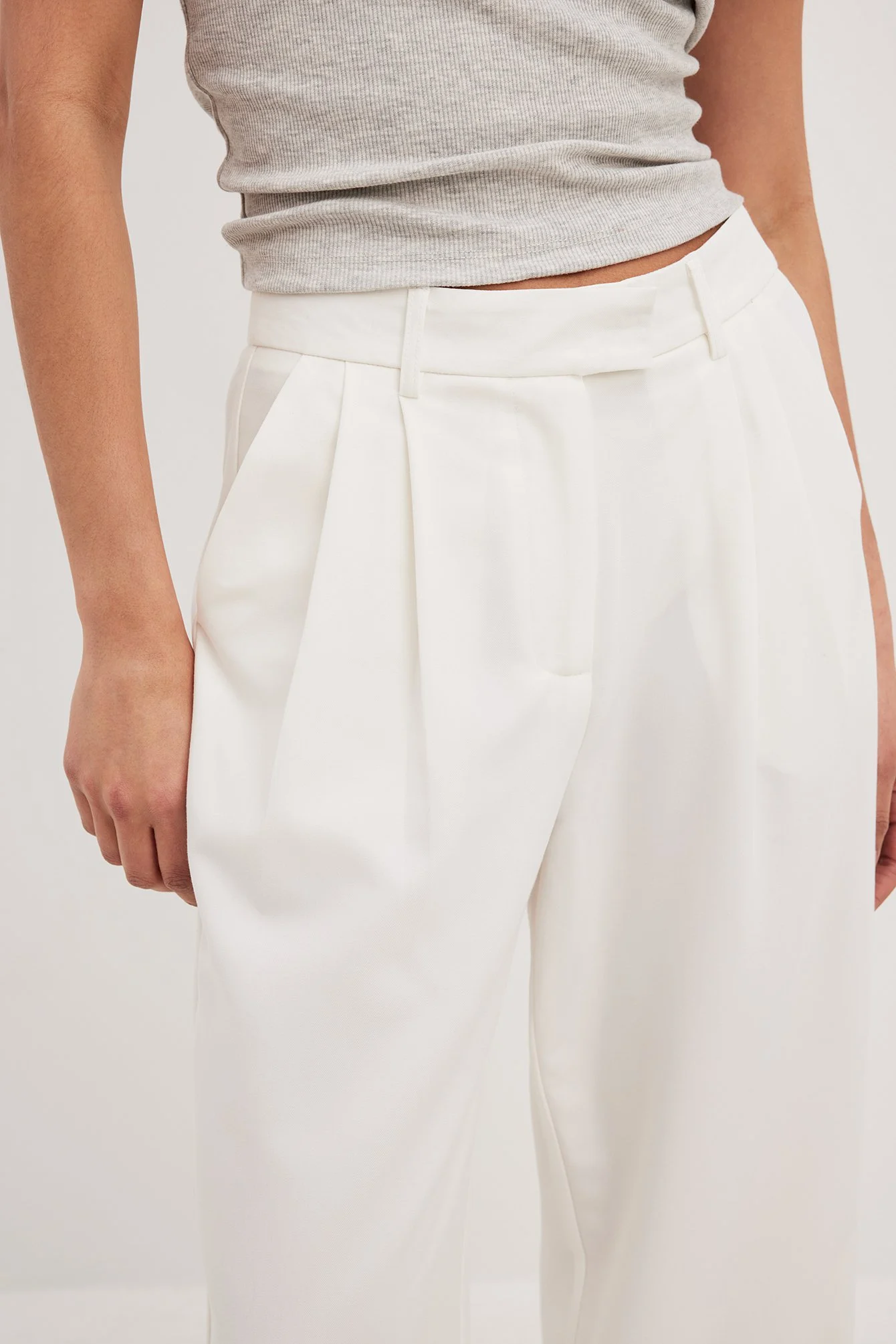 Weite Hose mit hoher Taille und Bundfalten