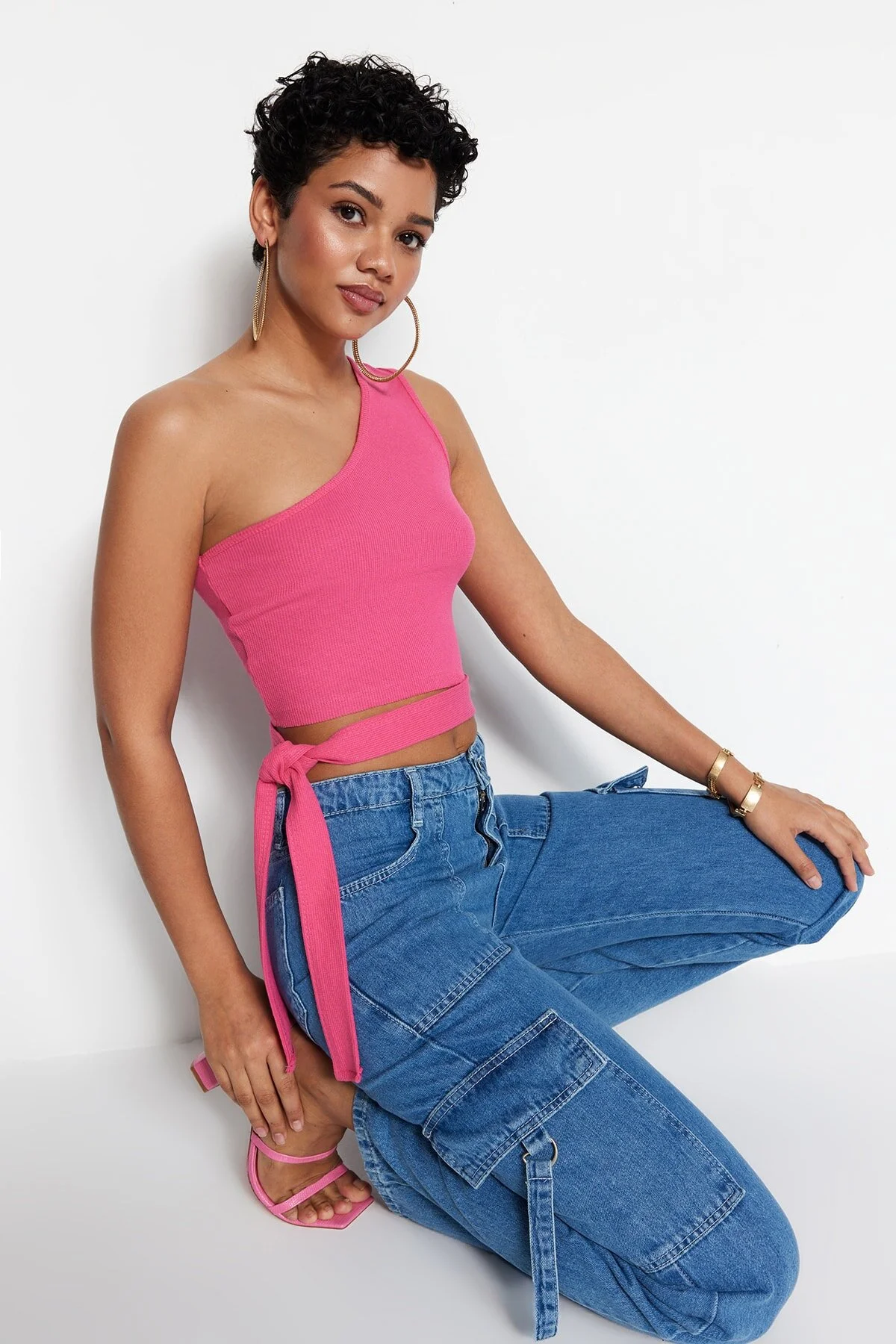 Trendyol Collection  Fuchsiafarbene, taillierte One-Shoulder-Bluse aus geripptem Strick mit Detail TWOSS22BZ1558