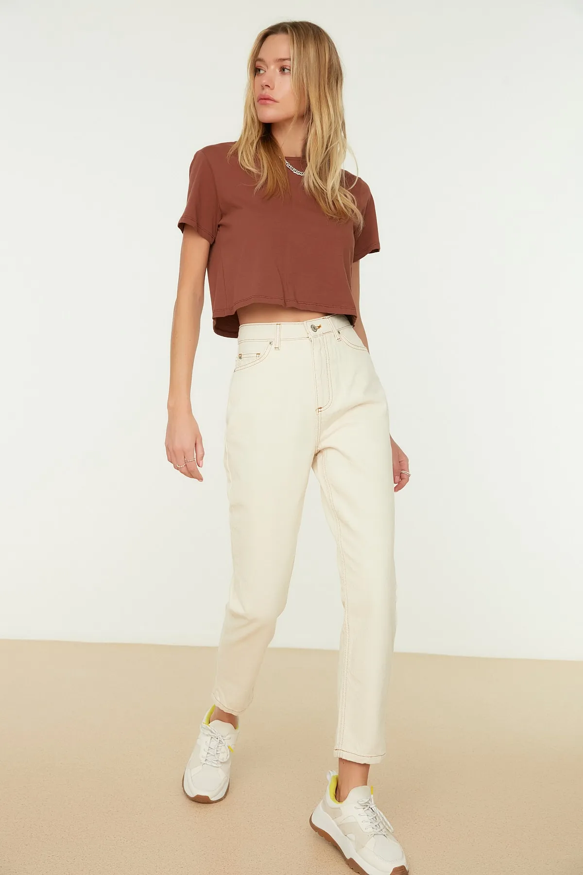 Trendyol Collection  Ecrufarbene Mom-Jeans mit hoher Taille TWOSS20JE0200