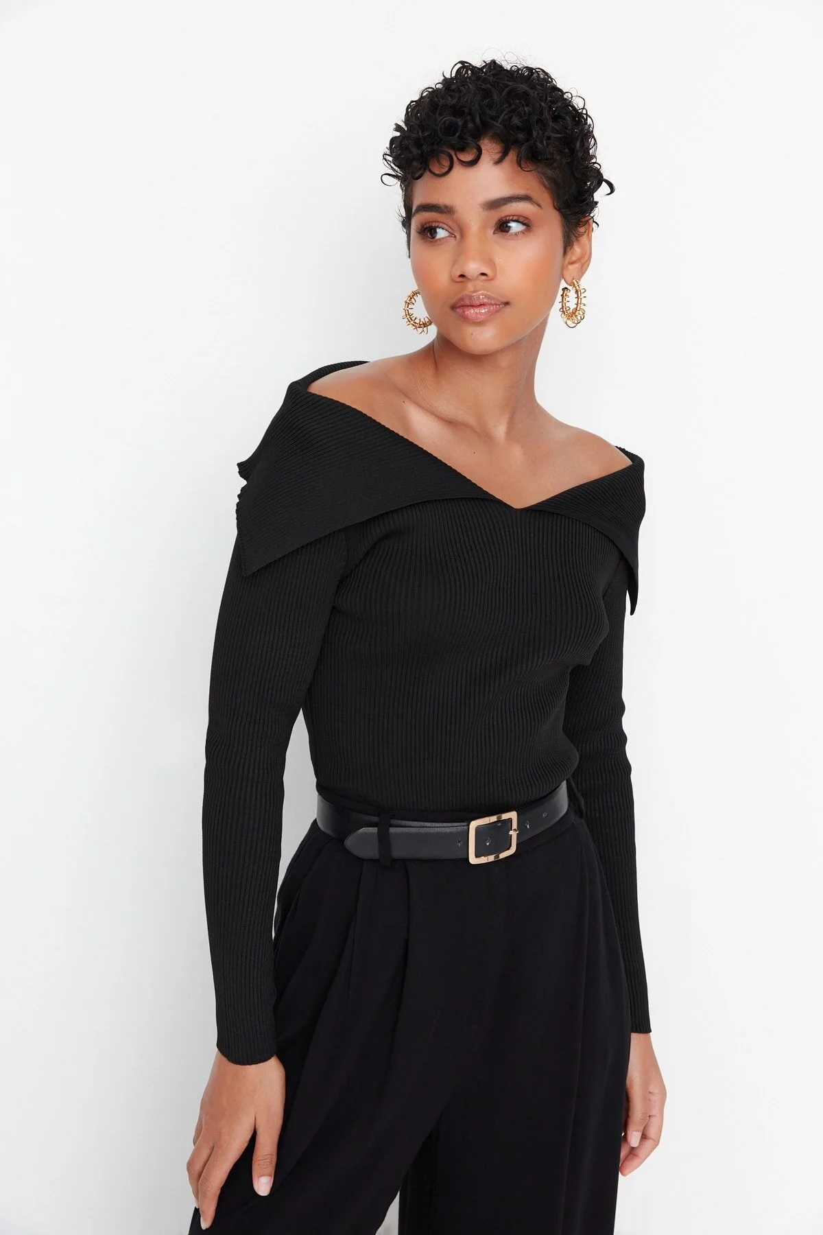 Trendyol Collection  Schwarzer Strickpullover mit Kragendetail TWOAW22KZ0993