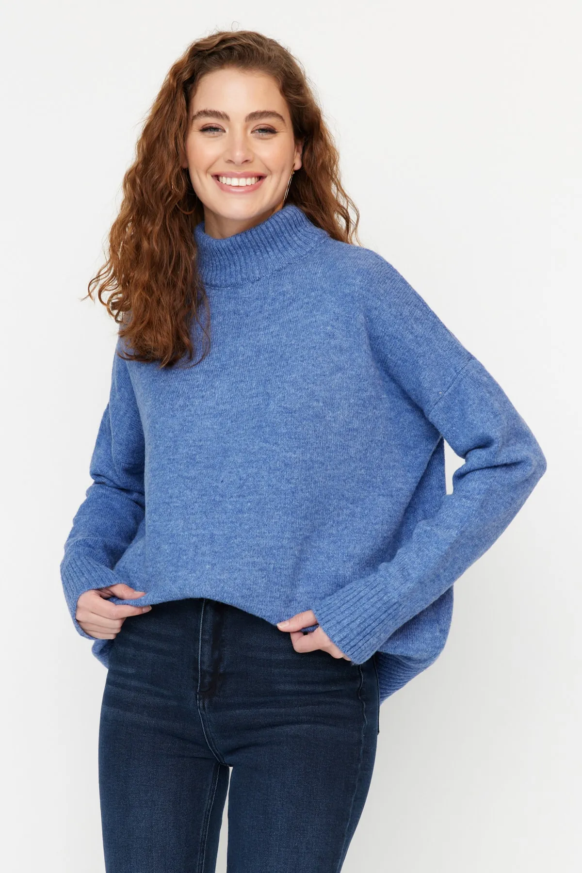 Trendyol Collection  Blauer, weich strukturierter Strickpullover mit Stehkragen und weiter Passform TWOAW23KZ00469