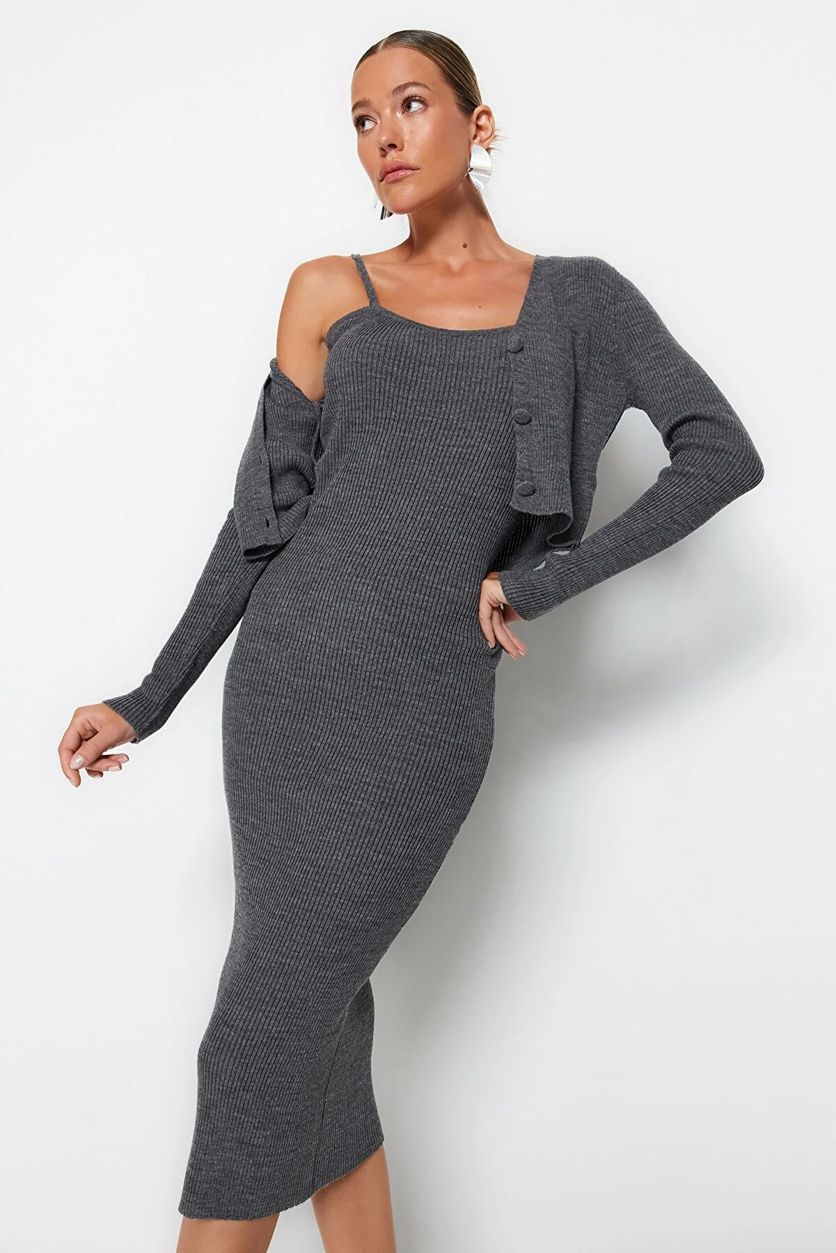 Trendyol Collection  Anthrazitfarbener Cardigan-Kleid-Strickanzug mit Knöpfen und Details TWOSS21EL0208