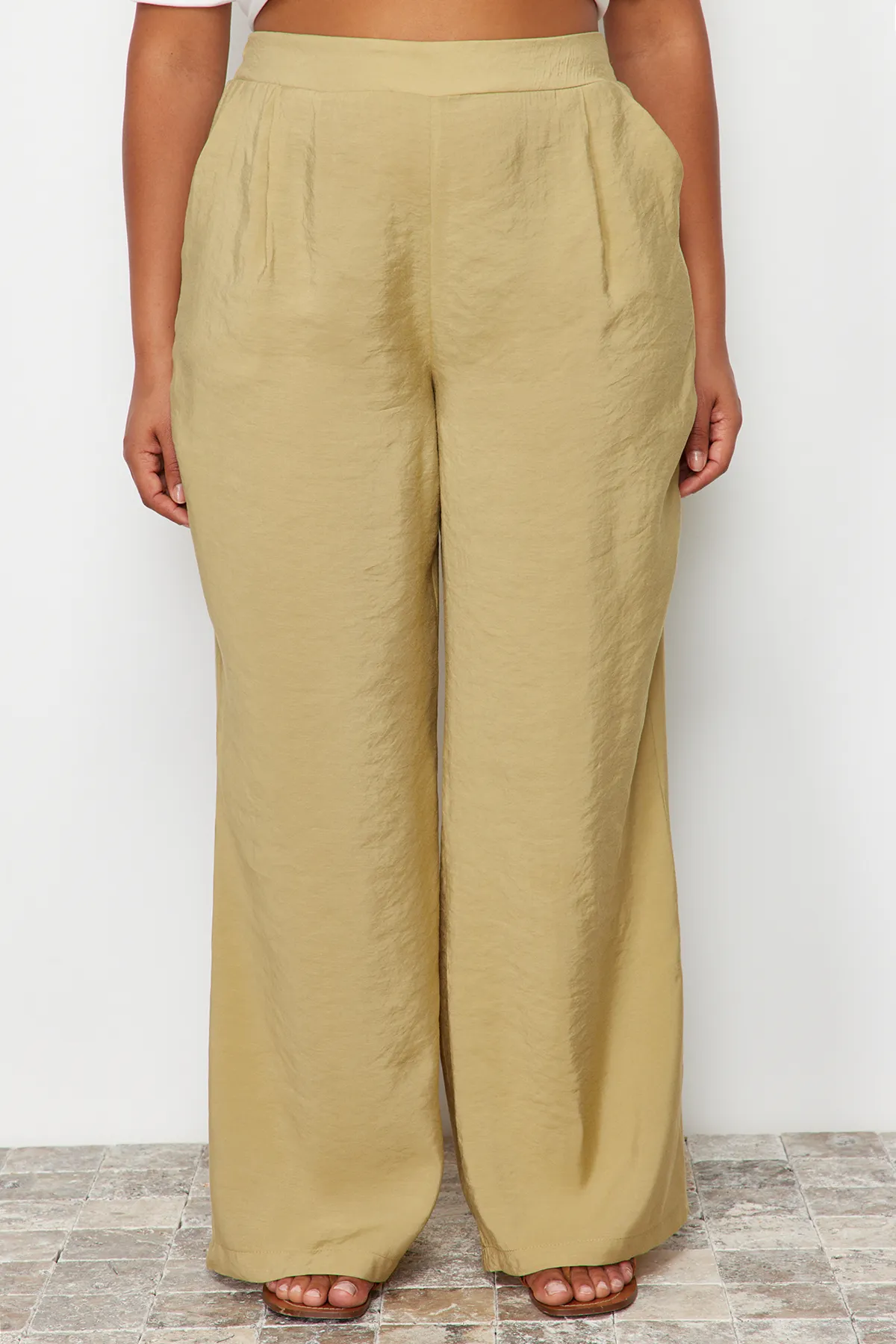Trendyol Curve  Ölgrüne Webhose mit weitem Bein TBBSS24AR00011