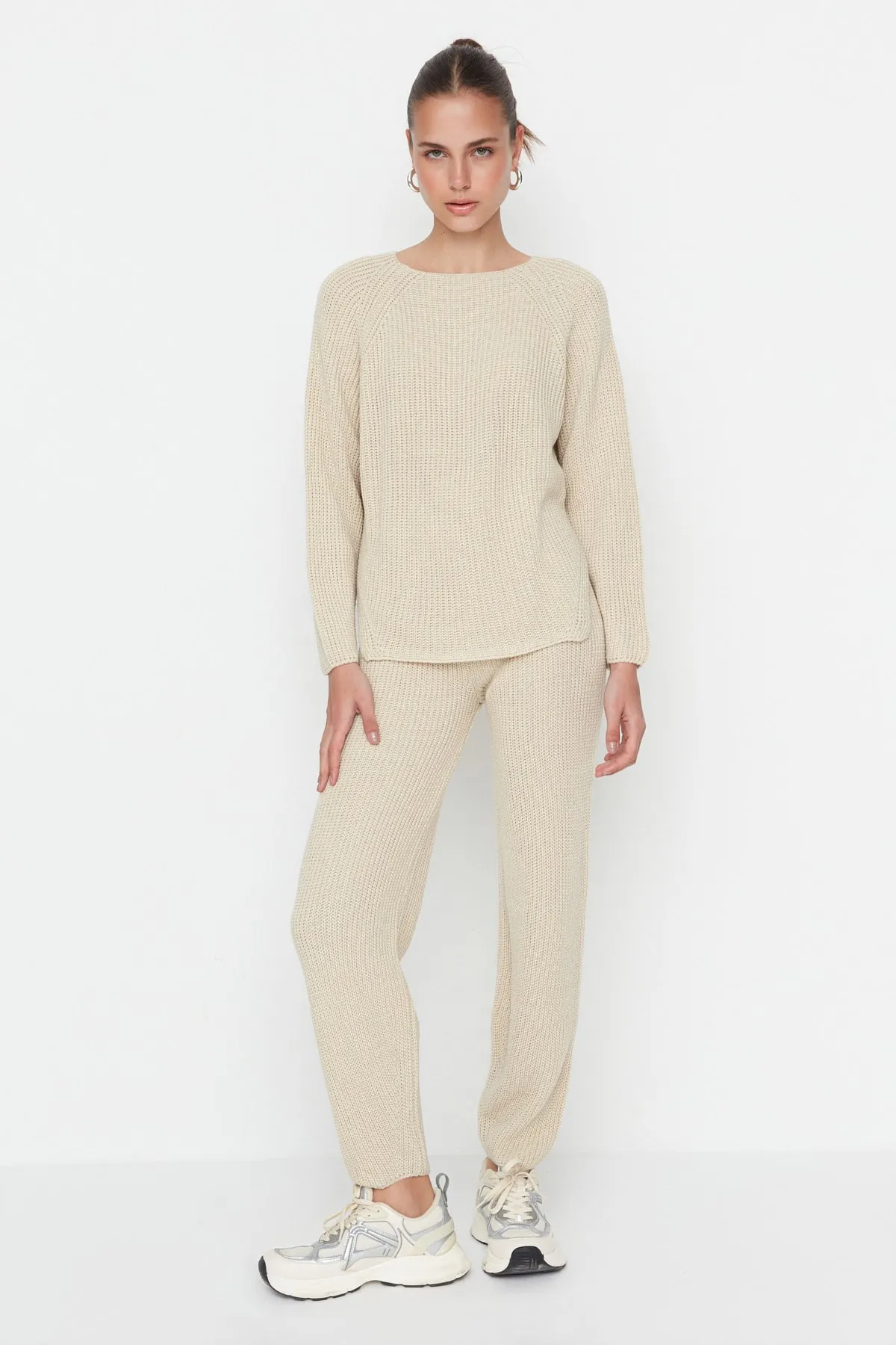 Trendyol Collection  Beiges Strickoberteil und -unterteil-Set mit detailliertem Strickmuster TWOAW23AU00037