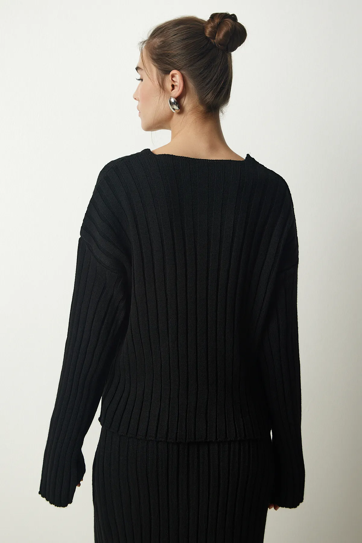 Happiness İstanbul  Schwarzes Strickset mit geripptem Pullover und Rock für Damen YY00188