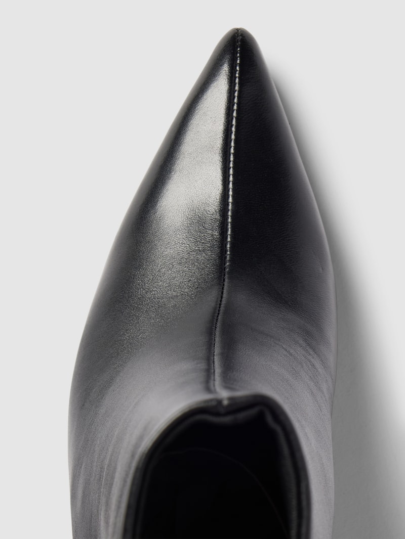 Stiefeletten mit Pfennigabsatz in schwarz