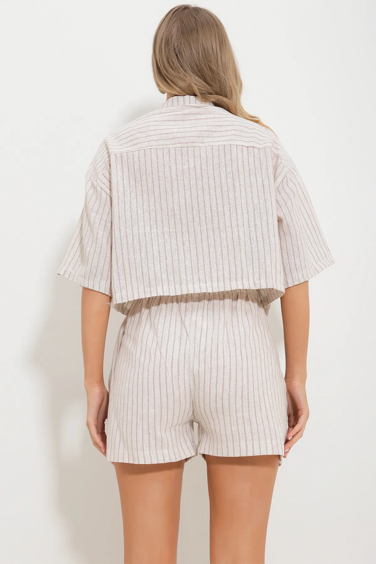Trend Alaçatı Stili  Braunes Damen-Doppelset aus gestreiften Leinenshorts mit Doppeltasche und bauchfreiem Hemd Alc-X11695