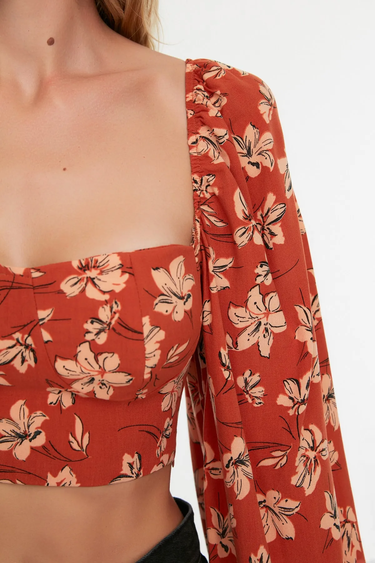 Trendyol Collection  Bluse mit Blumenmuster und kurzen, gewebten Ballonärmeln TBESS21BZ0749