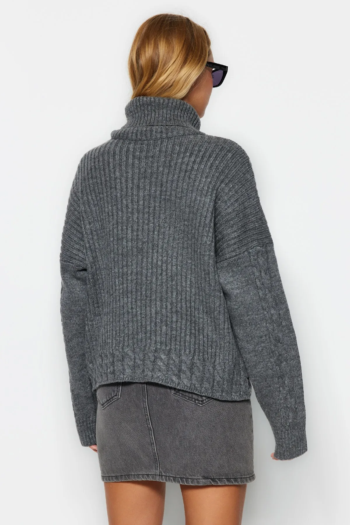 Trendyol Collection  Anthrazitfarbener Rollkragenpullover TWOAW24KZ00777