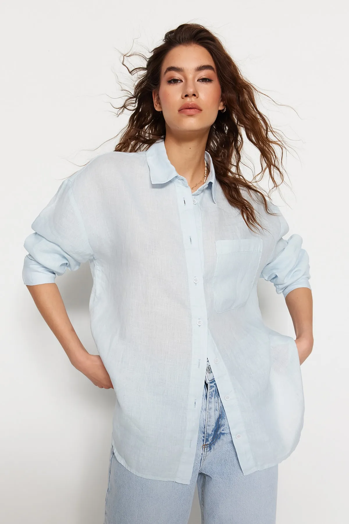 Trendyol Collection  Blaues Oversize-Hemd aus 100 % Leinen TWOSS23GO00443