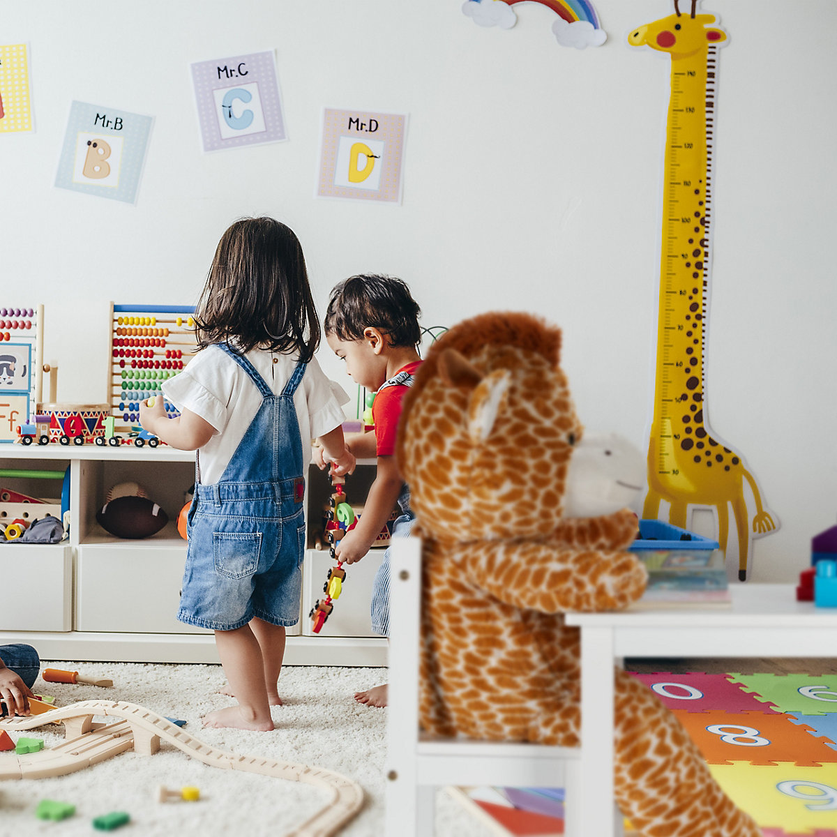Kindersitzgruppe weiß mit 2 Stühlen