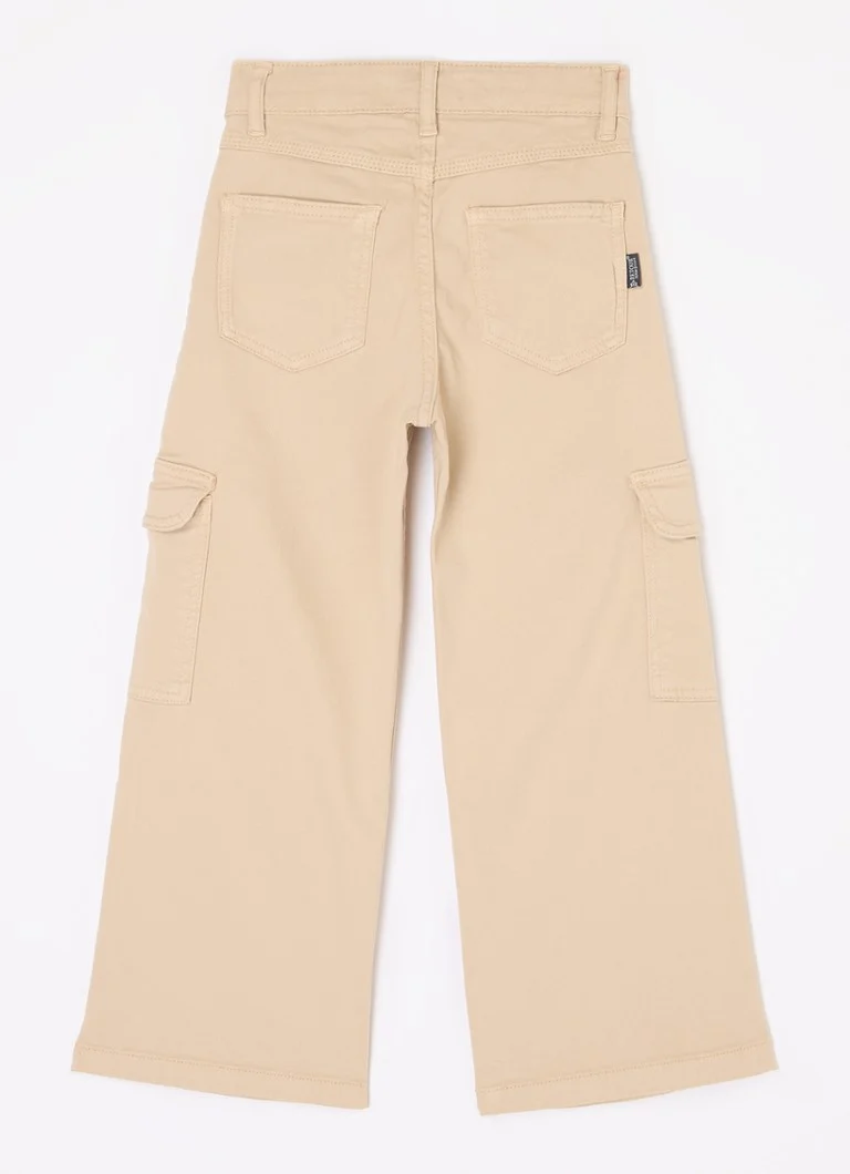 Pantaloni cargo cu talie largă și buzunare aplicate.