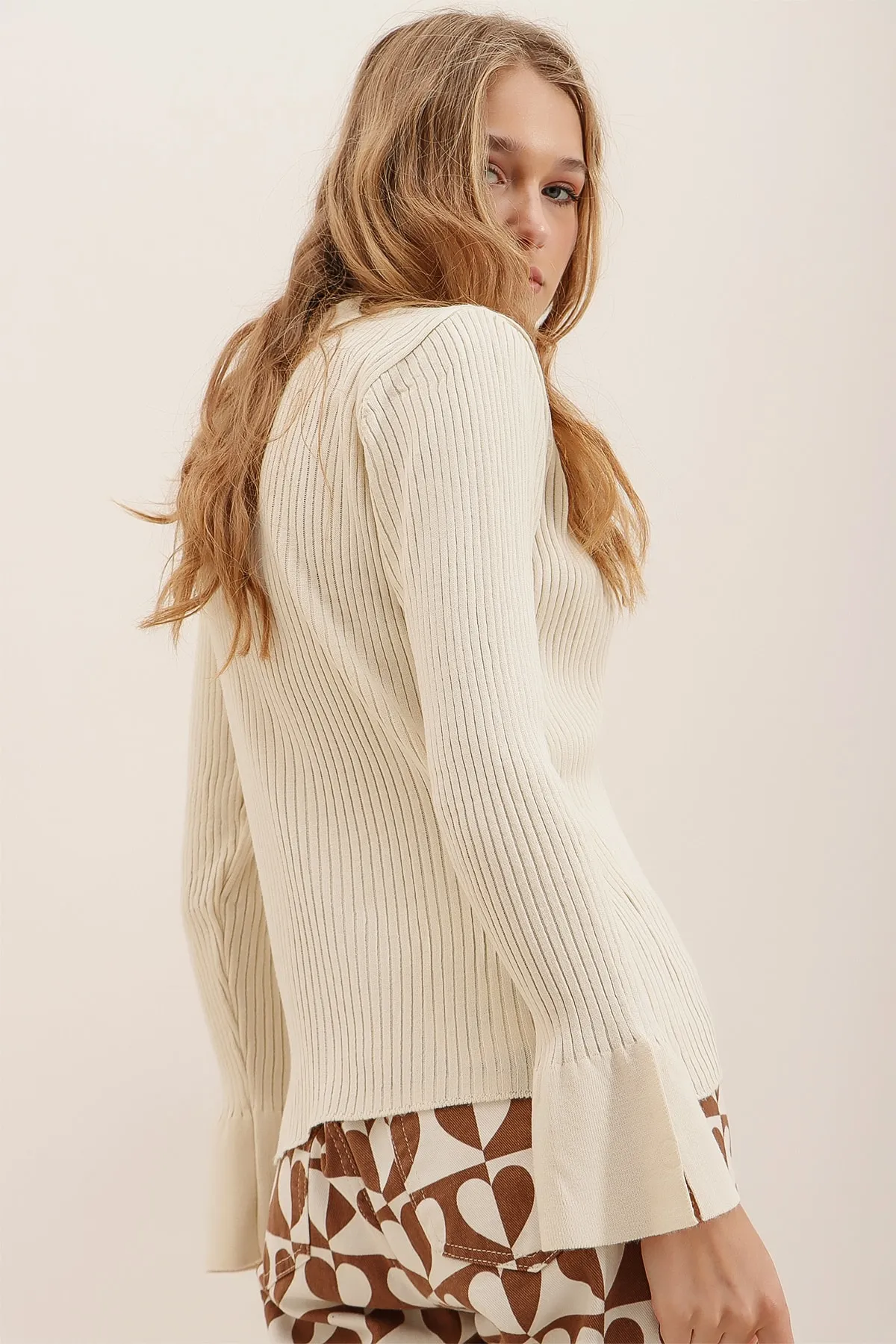 Trend Alaçatı Stili  Ecrufarbene Damenbluse mit Polokragen, geknöpfter Vorderseite, gerippten Ärmeln, Bügel-Strickbluse ALC-X7310