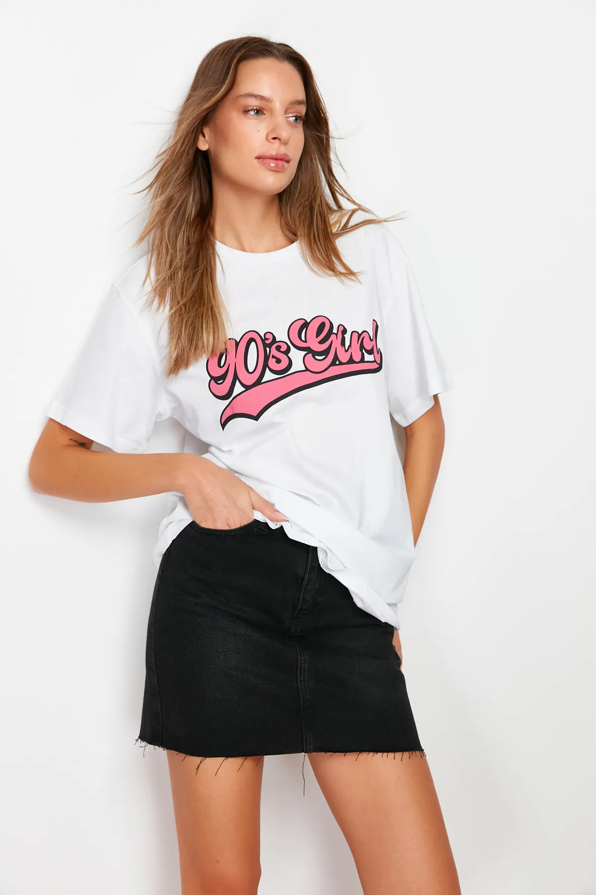 Trendyol Collection  Weißes bedrucktes Oversize/Wide Fit Strick-T-Shirt mit Stehkragen, 100 % Baumwolle TWOSS23TS00373