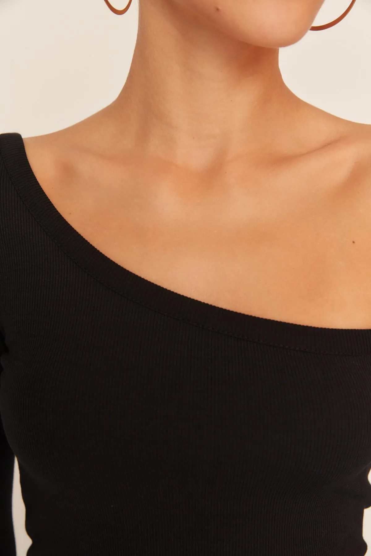 Trendyol Collection  Schwarze, figurbetonte, schulterfreie Strickbluse aus Cord-Baumwolle mit Stretch-Anteil TWOAW23BZ00475