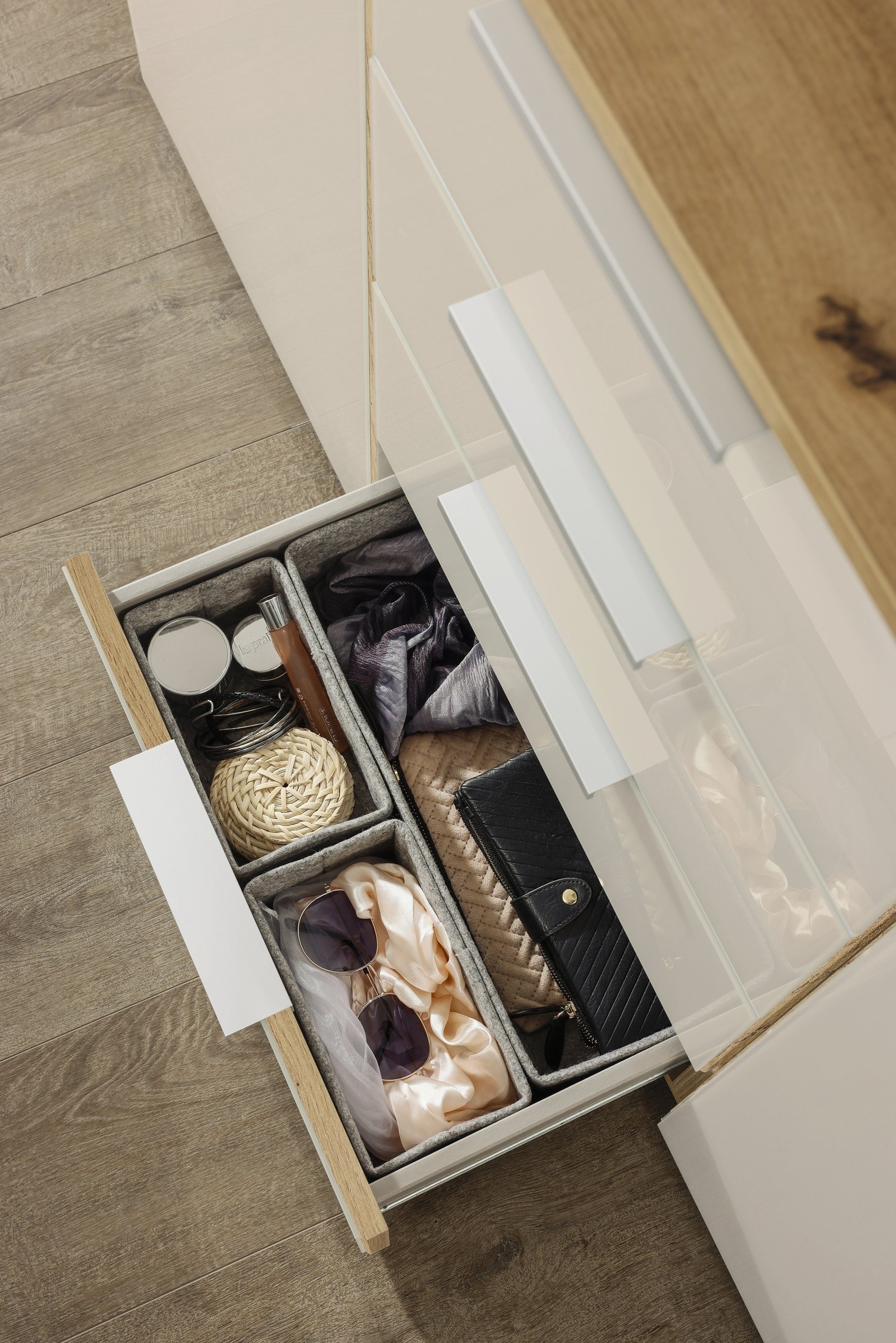 rauch Kommode Koluna, mit Glasfront, 4 Schubkästen, inkl. 3er-Set Filzboxen