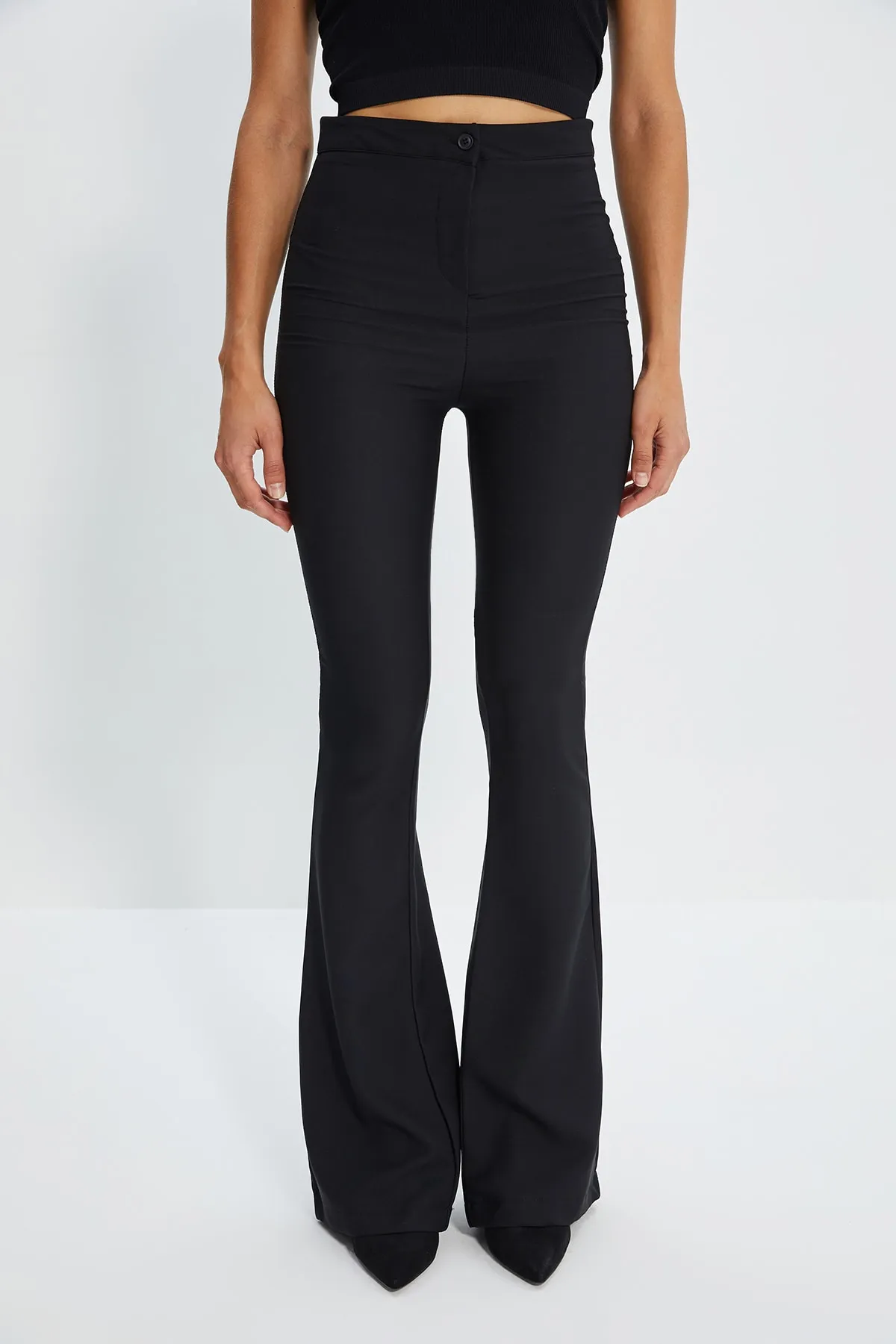 Trendyol Collection  Schwarze Schlaghose aus Webstoff TWOAW20PL0576