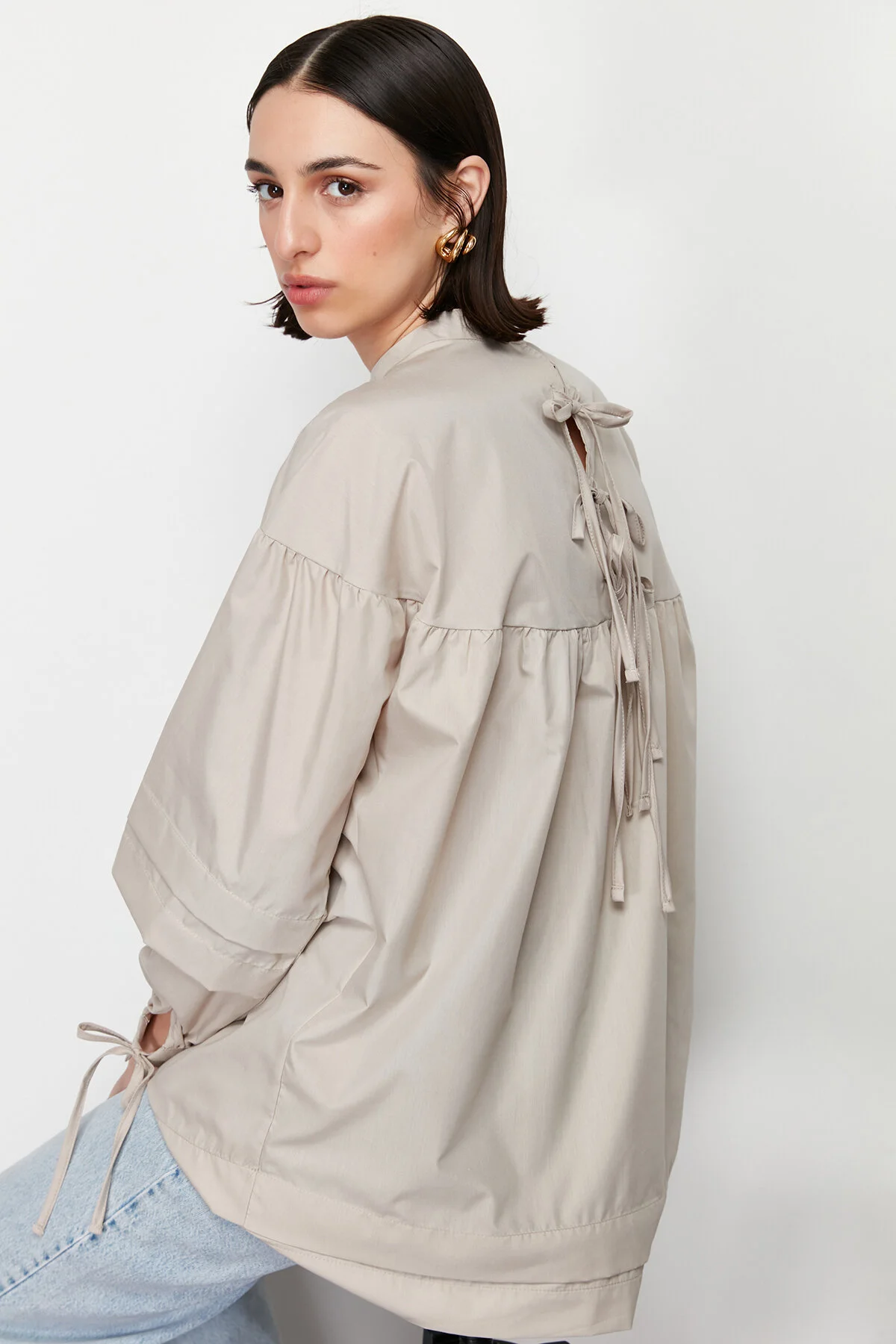 Trendyol Modest  Gewebtes Baumwollhemd mit Bindedetail auf der Rückseite in Stein TCTSS24UK00020