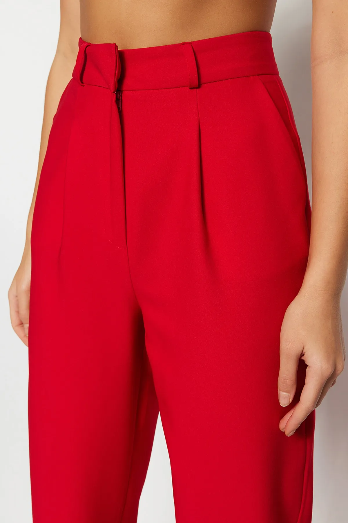 Trendyol Collection  Rote, gerade geschnittene, plissierte Webhose mit weitem Bein TWOSS21PL0155