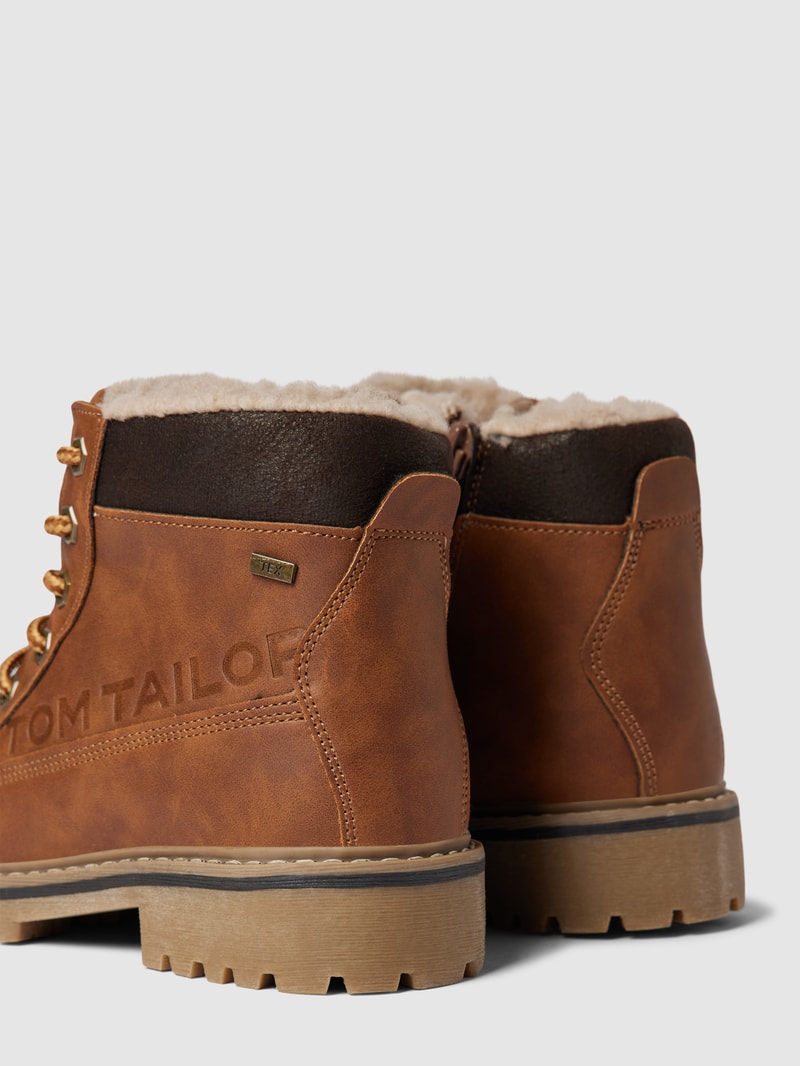Stiefel mit Label-Prägung in camel