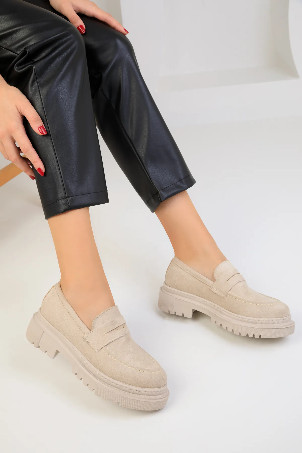 SOHO  Hautfarbene Wildleder-Freizeitschuhe für Damen 17762