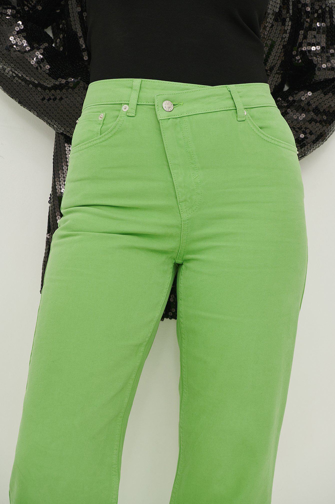 Jeanshose mit weitem Bein und asymmetrischem Verschluss
