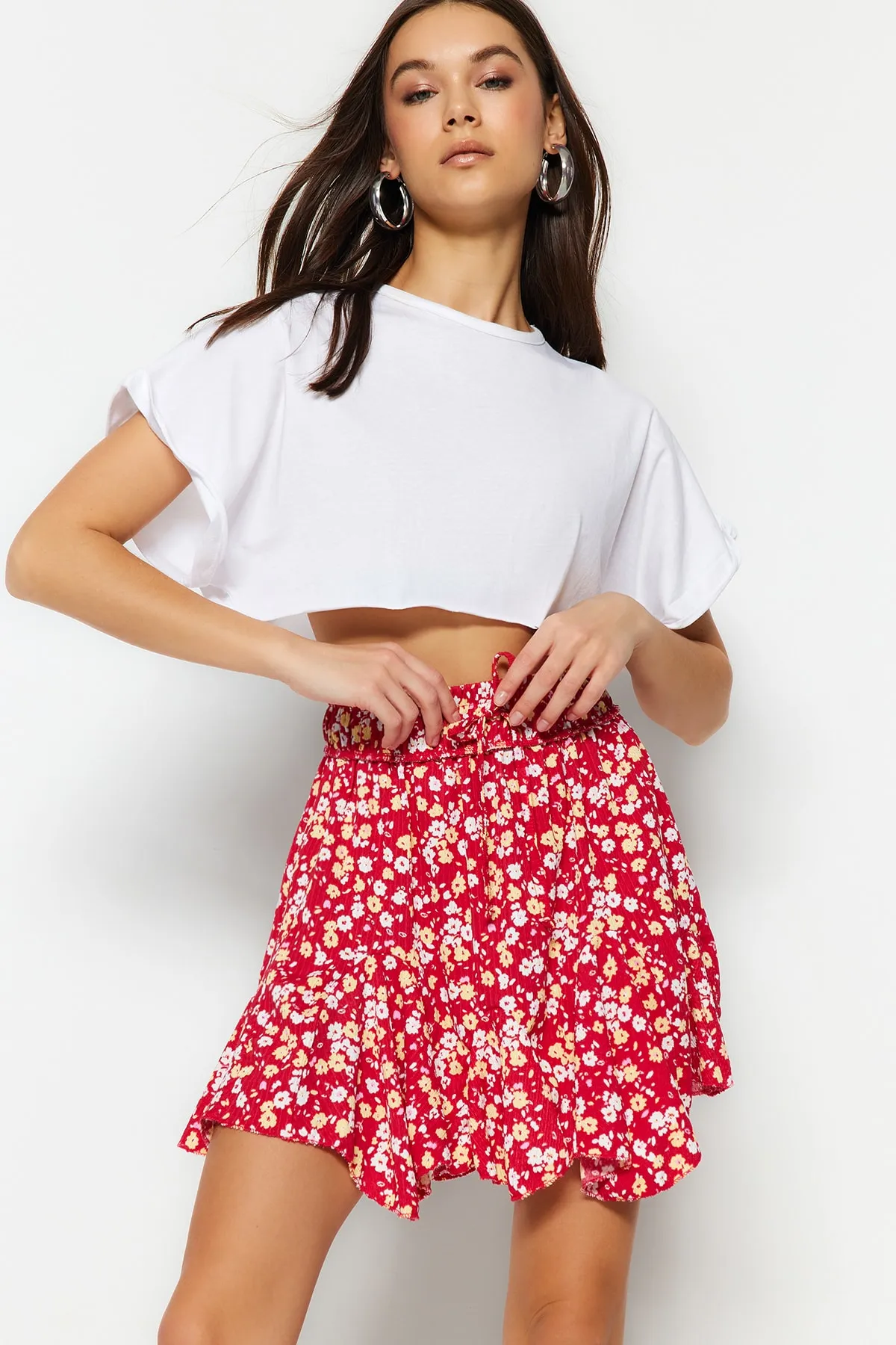 Trendyol Collection  Rosa Rock mit Blumenmuster und Rüschen, normaler Taillenbund, Mini-Wickelrock aus Strick TWOSS23ET00297