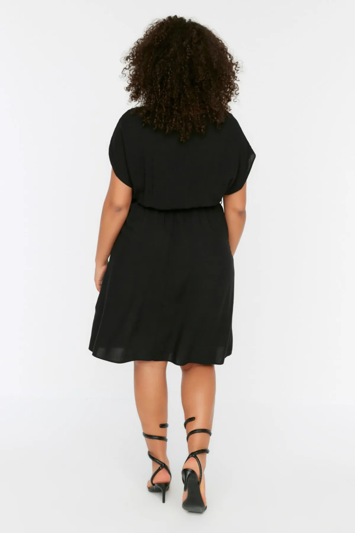 Trendyol Curve  Schwarzes gewebtes Kleid mit Gürtel TBBSS22EL0538